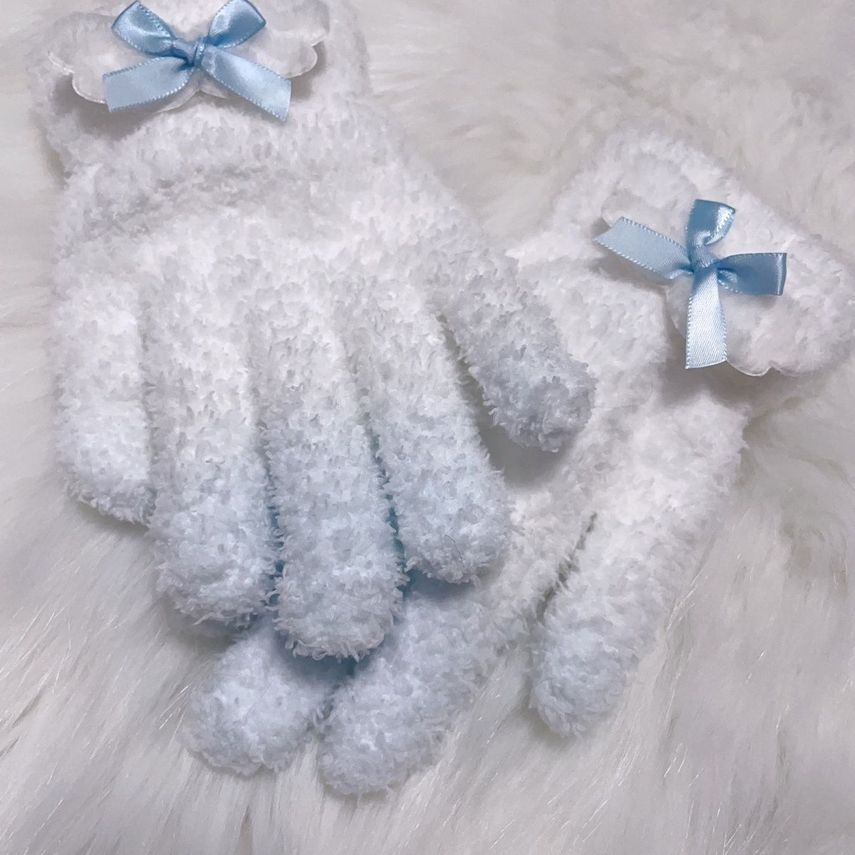 Furry gloves suitable for kig beast white plush