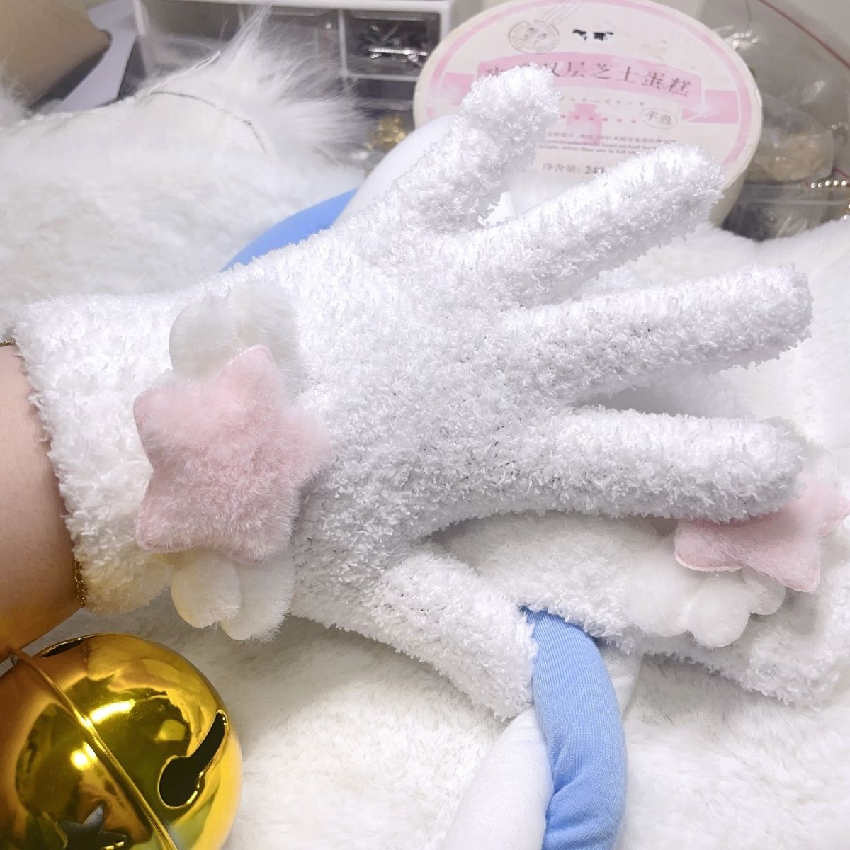 Furry gloves suitable for kig beast white plush