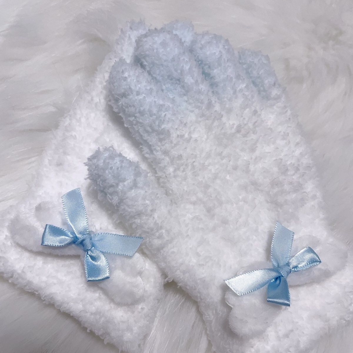 Furry gloves suitable for kig beast white plush