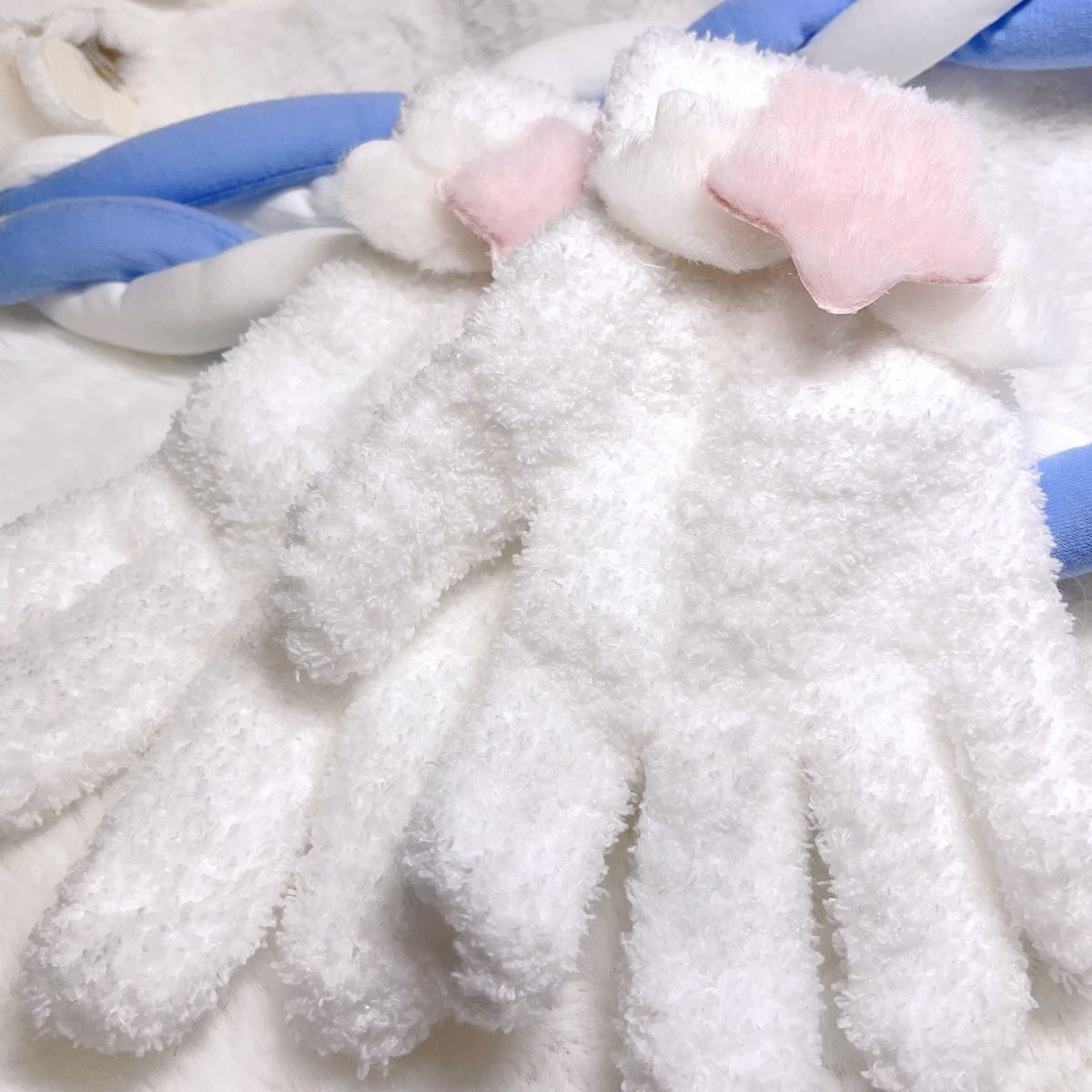 Furry gloves suitable for kig beast white plush