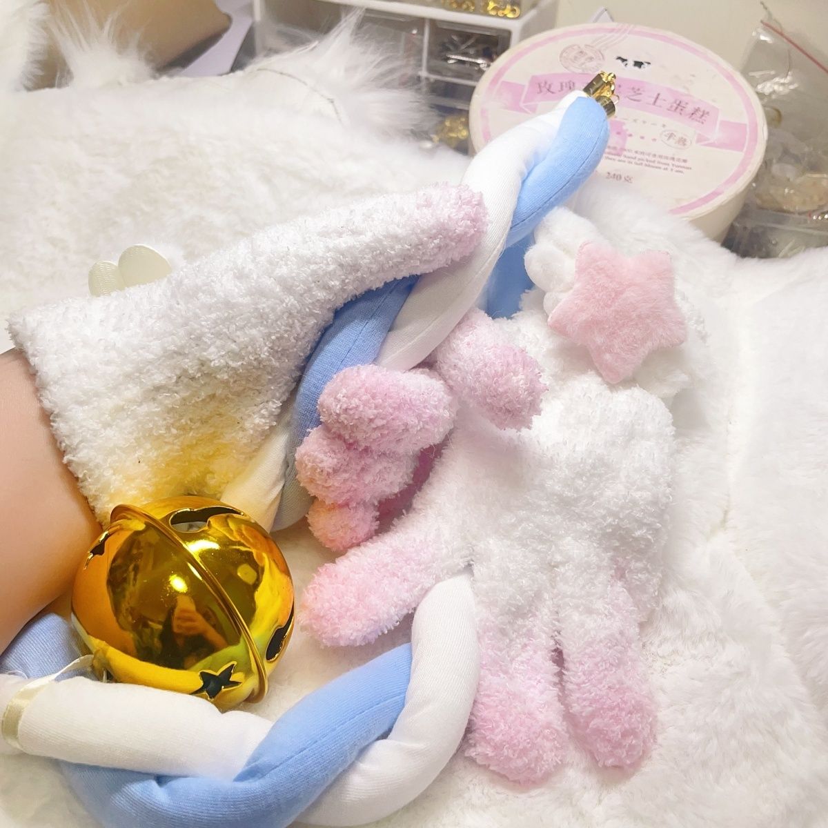 Furry gloves suitable for kig beast white plush