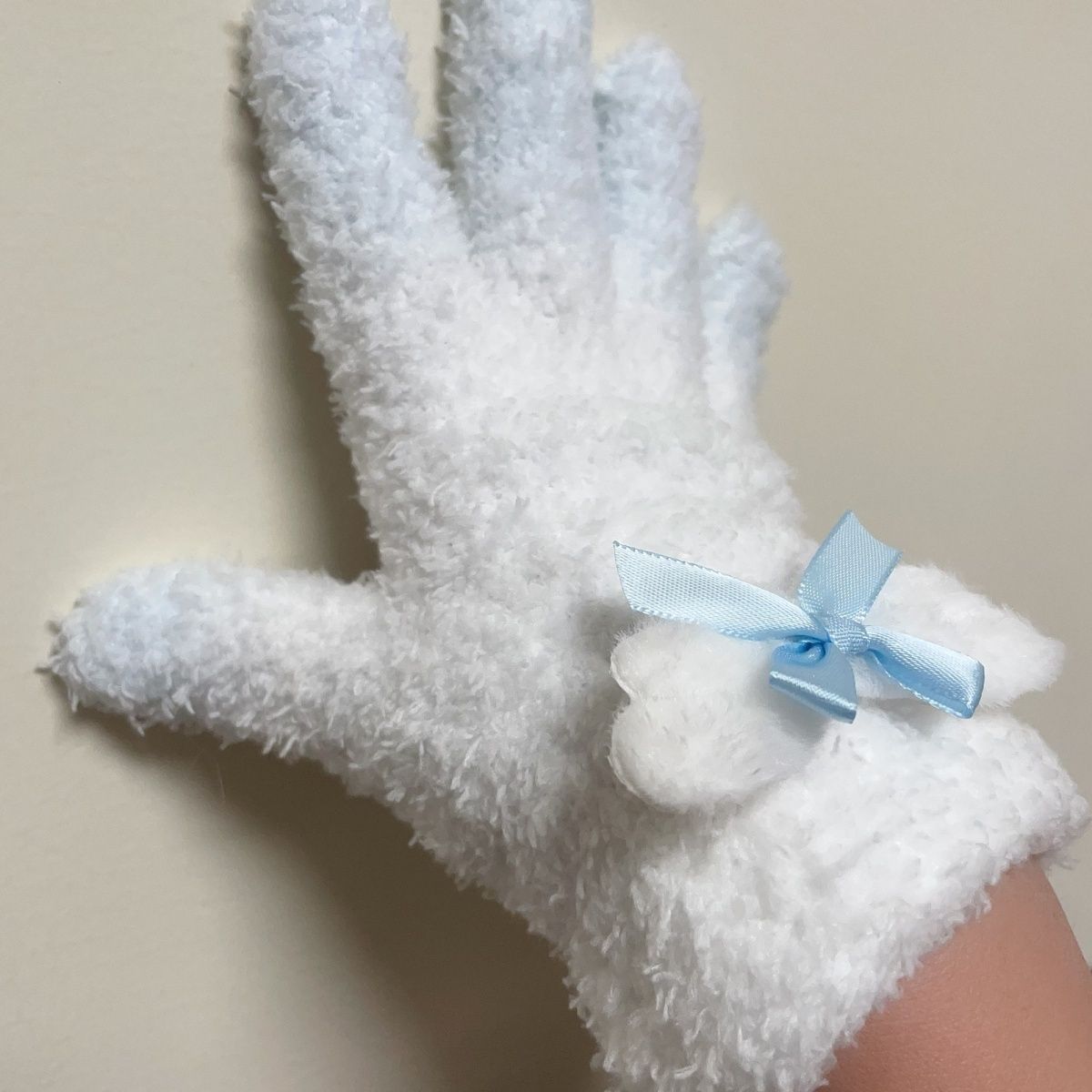 Furry gloves suitable for kig beast white plush