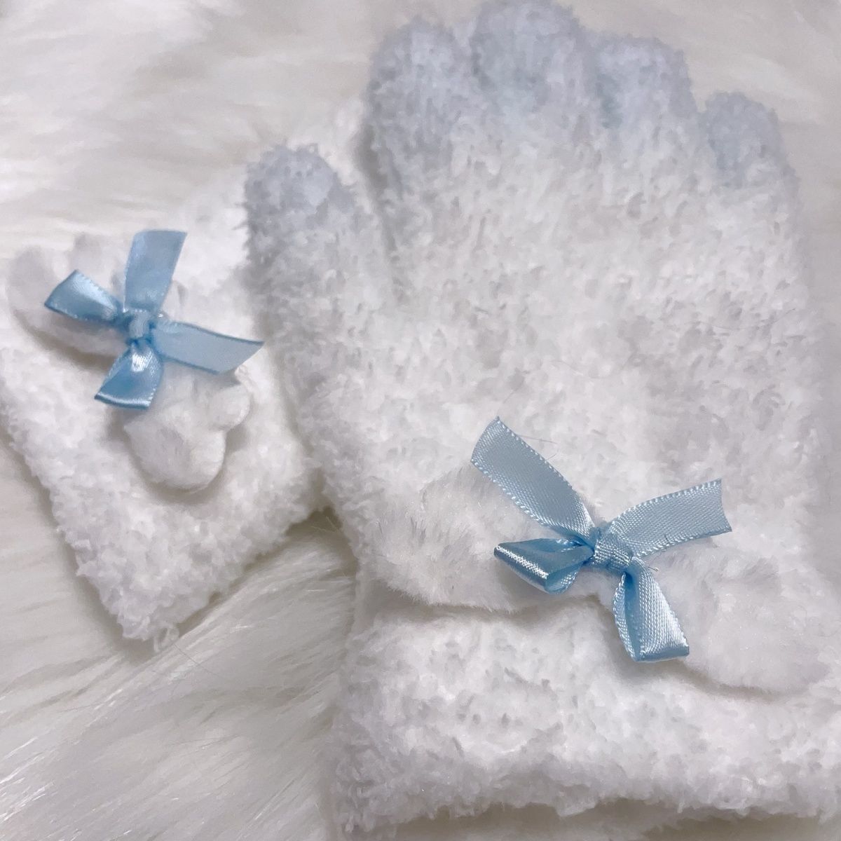 Furry gloves suitable for kig beast white plush