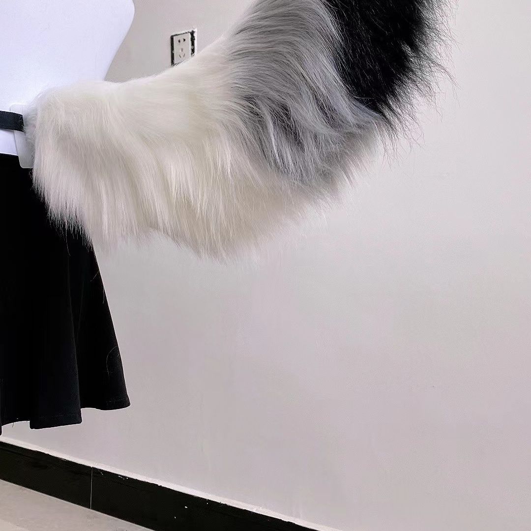 Gray and white gradient cos tail