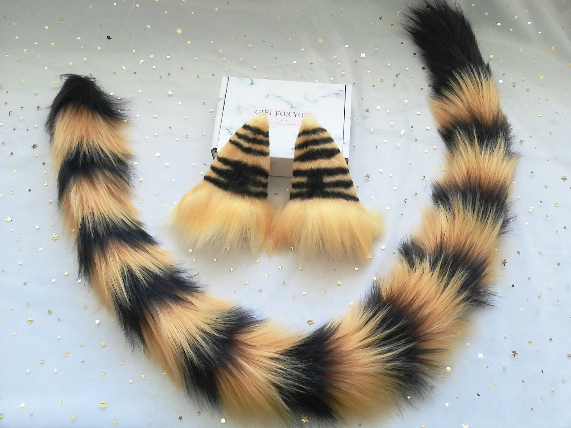 Simulation of animal ears and tail Simulation of tiger ears and tail
