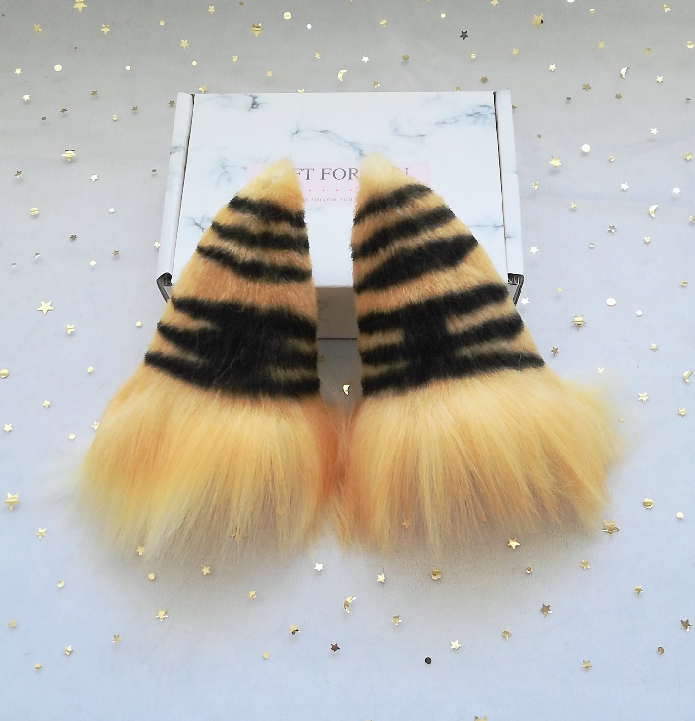 Simulation of animal ears and tail Simulation of tiger ears and tail