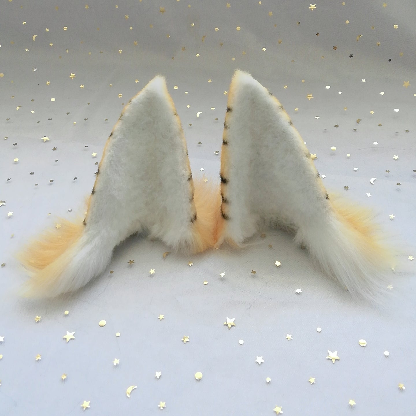 Simulation of animal ears and tail Simulation of tiger ears and tail