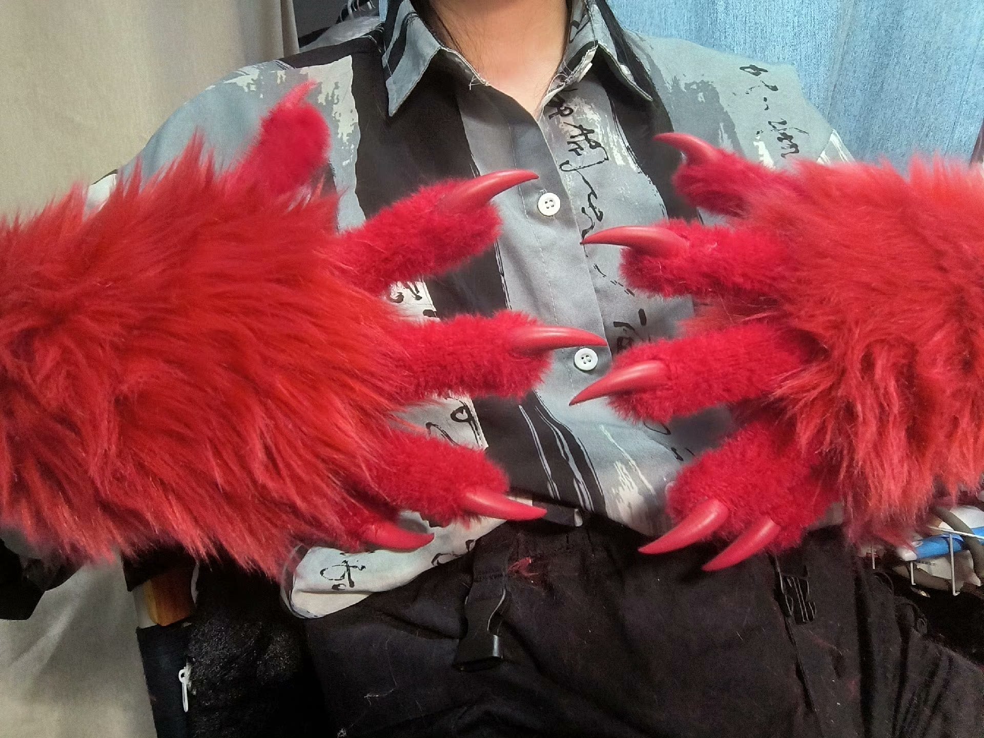 Close-fitting realistic claws