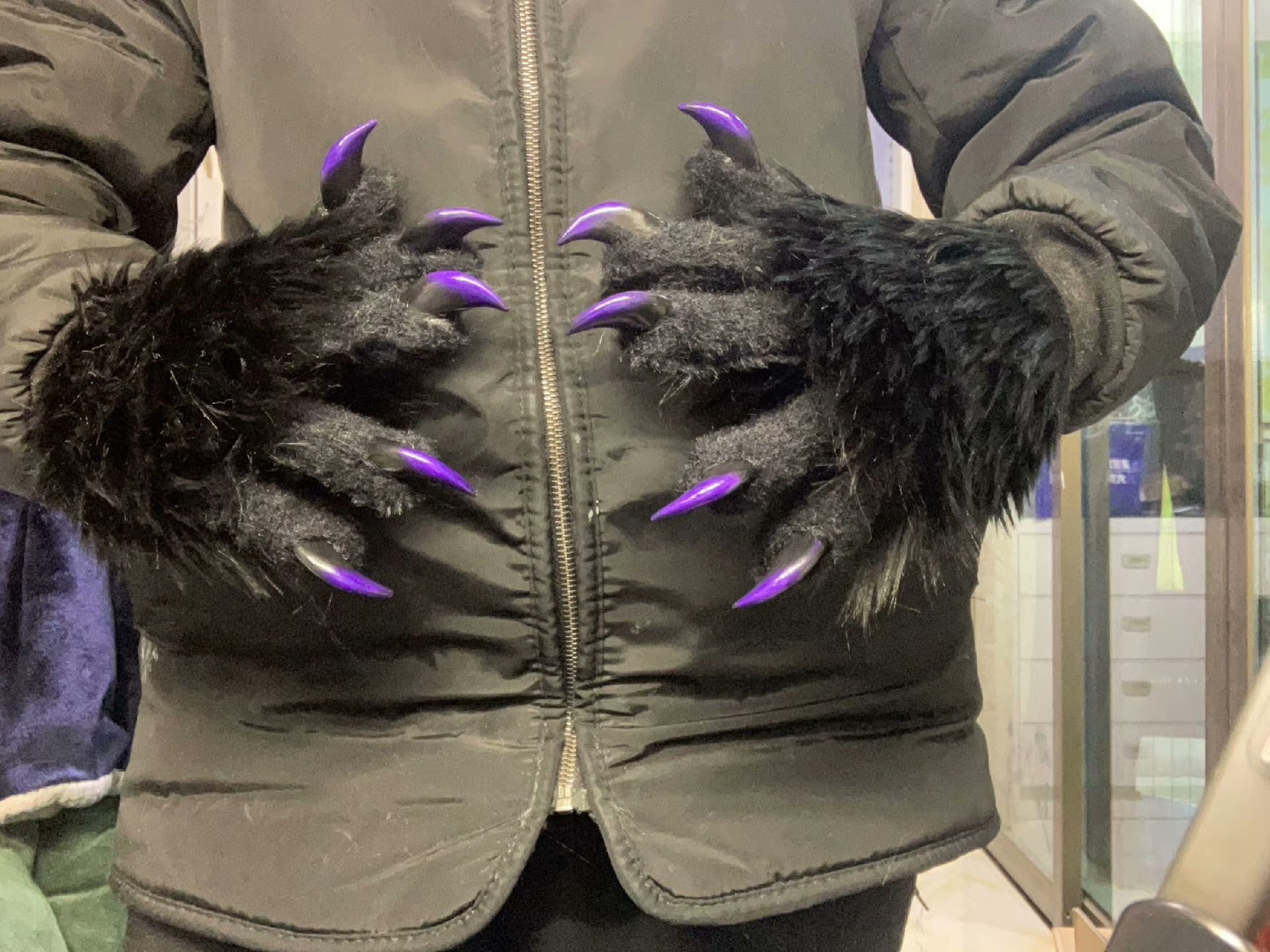 Close-fitting realistic claws