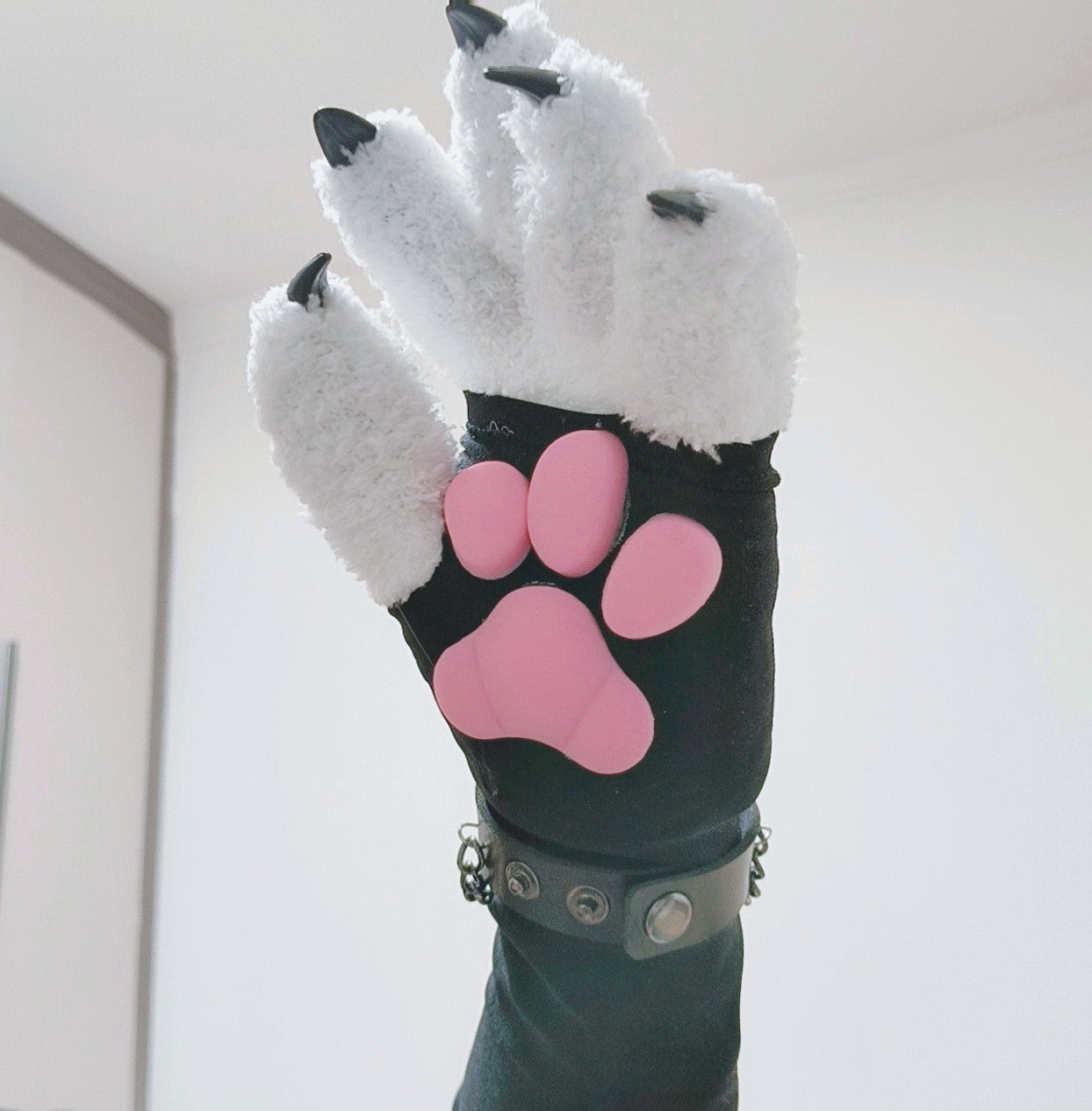 Close-fitting animal claws black