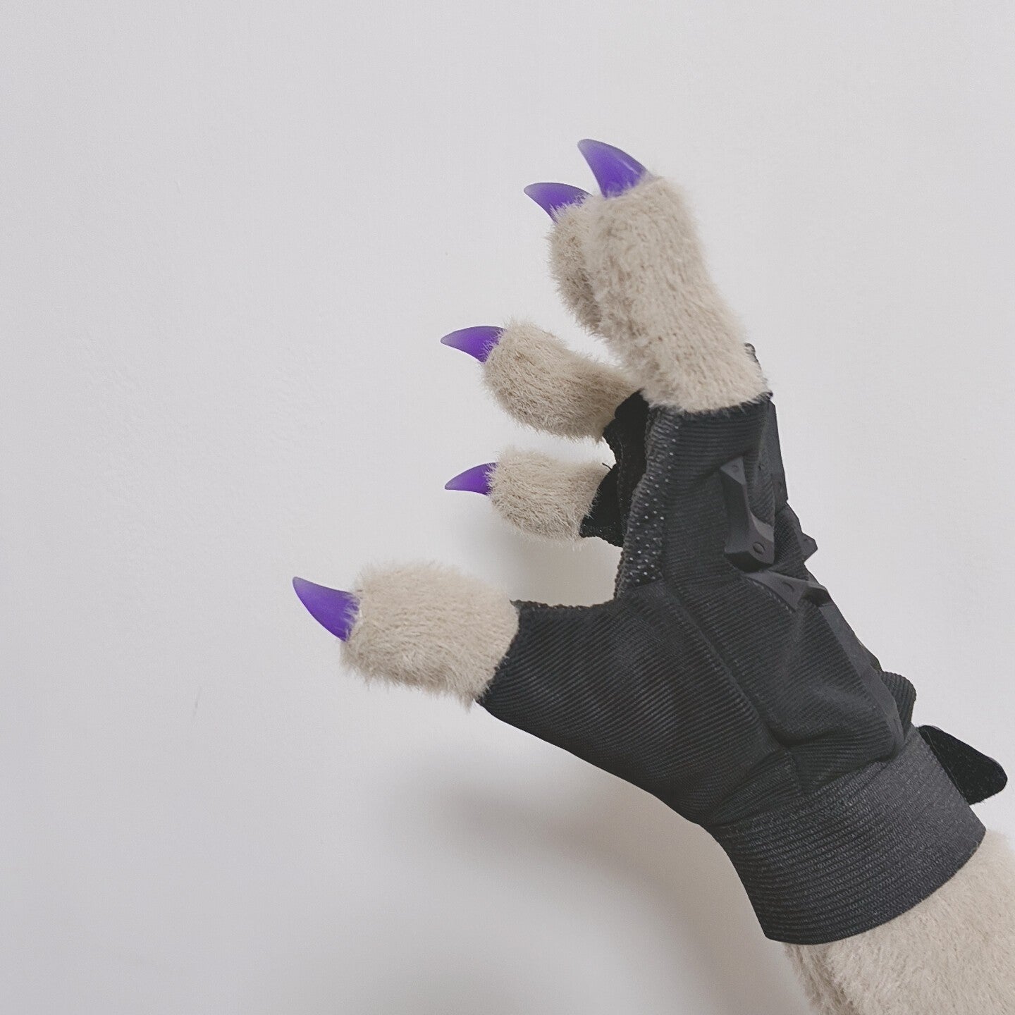 Close-fitting animal claws black