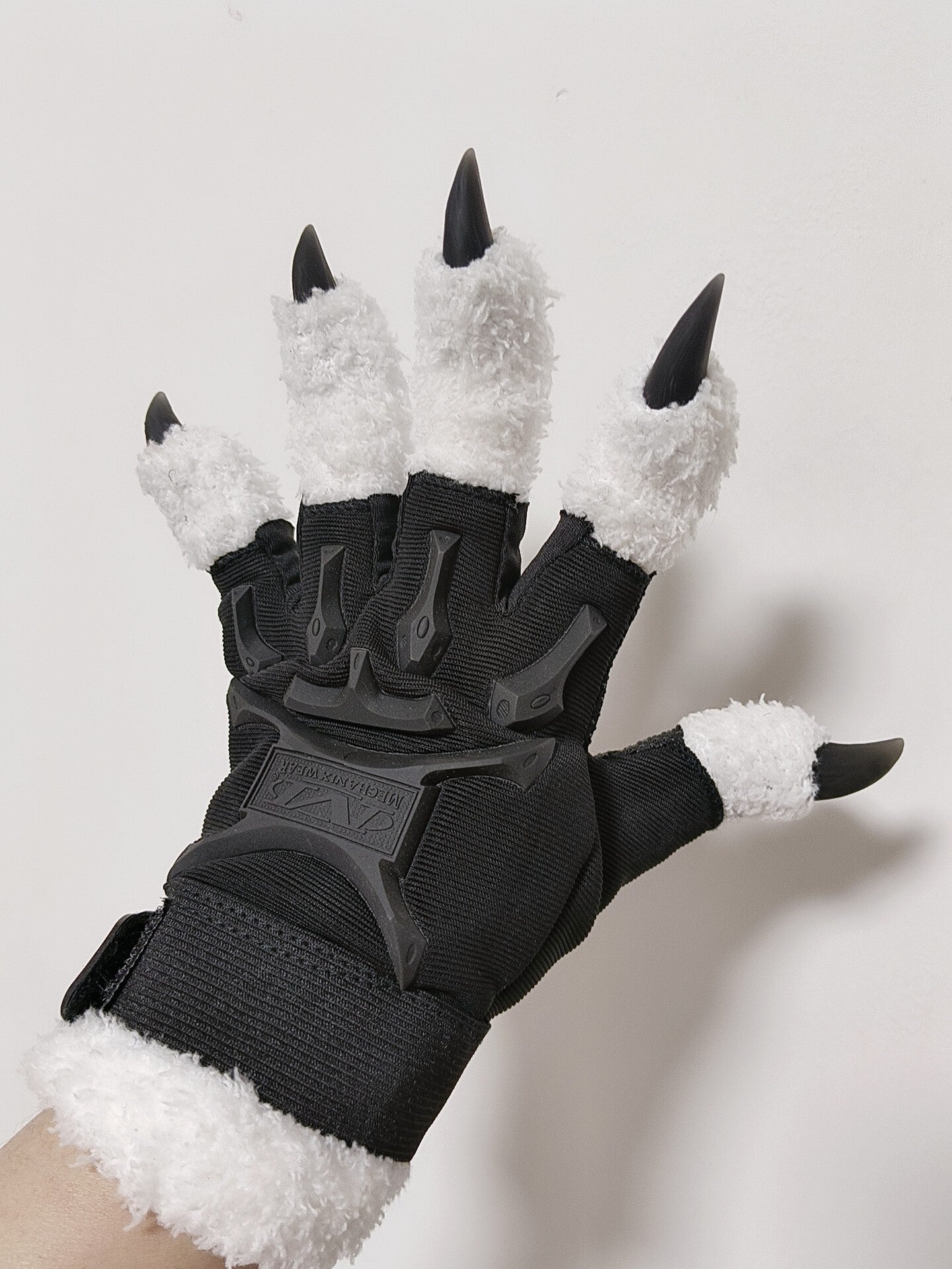 Close-fitting animal claws black