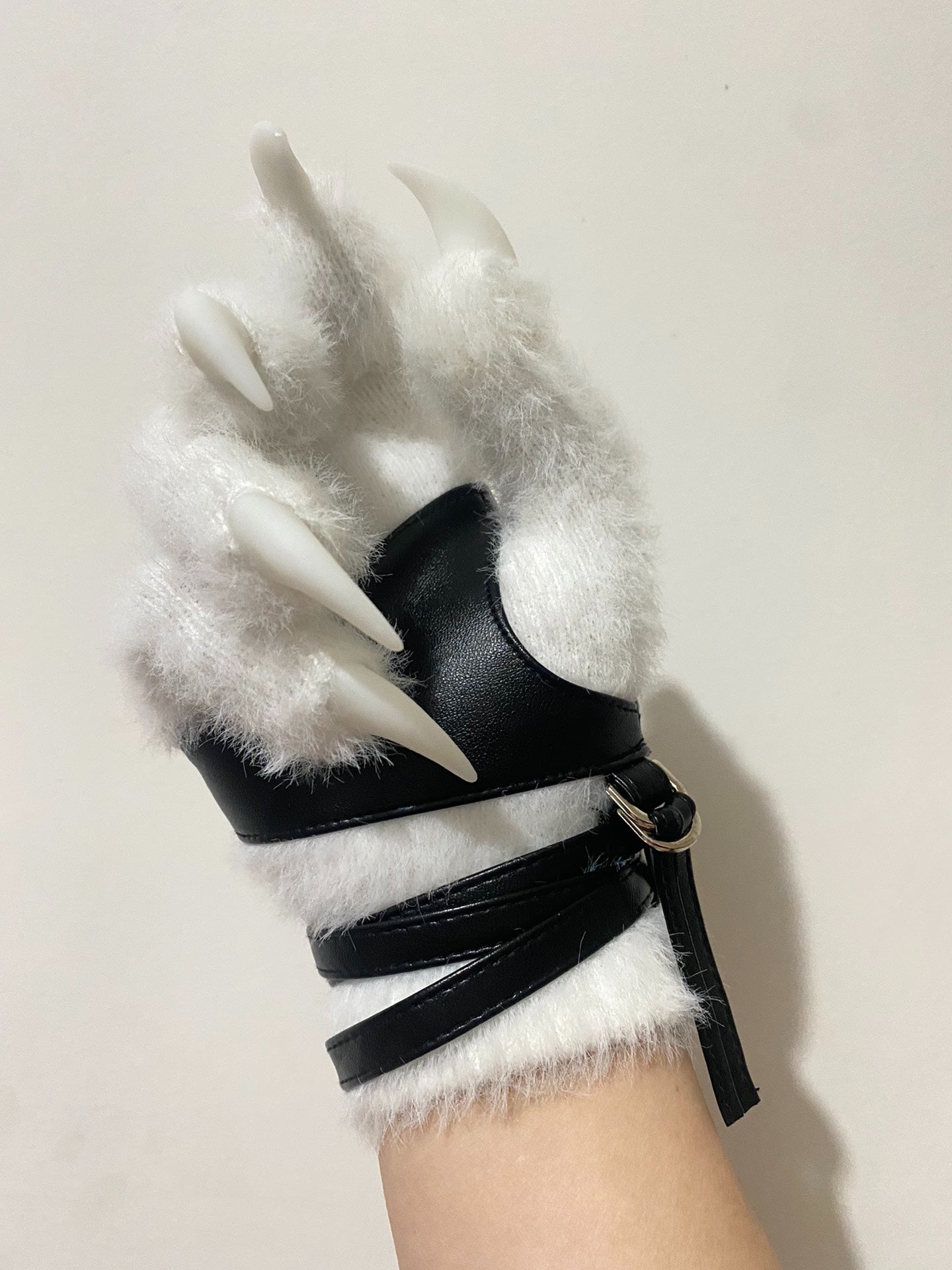 Close-fitting animal claws black