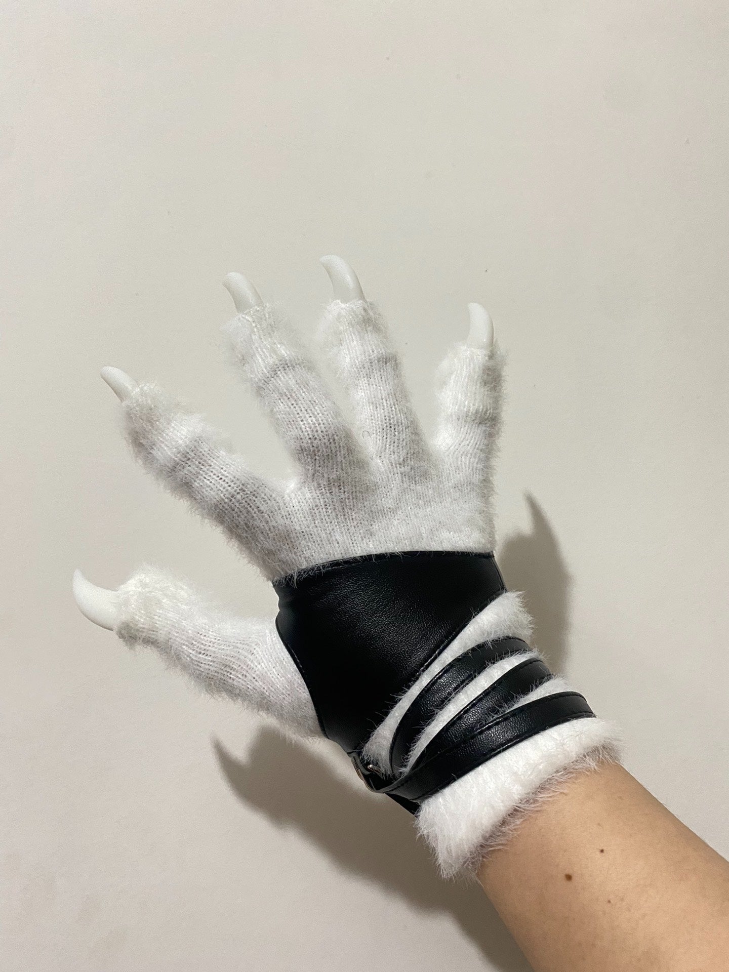 Close-fitting animal claws black