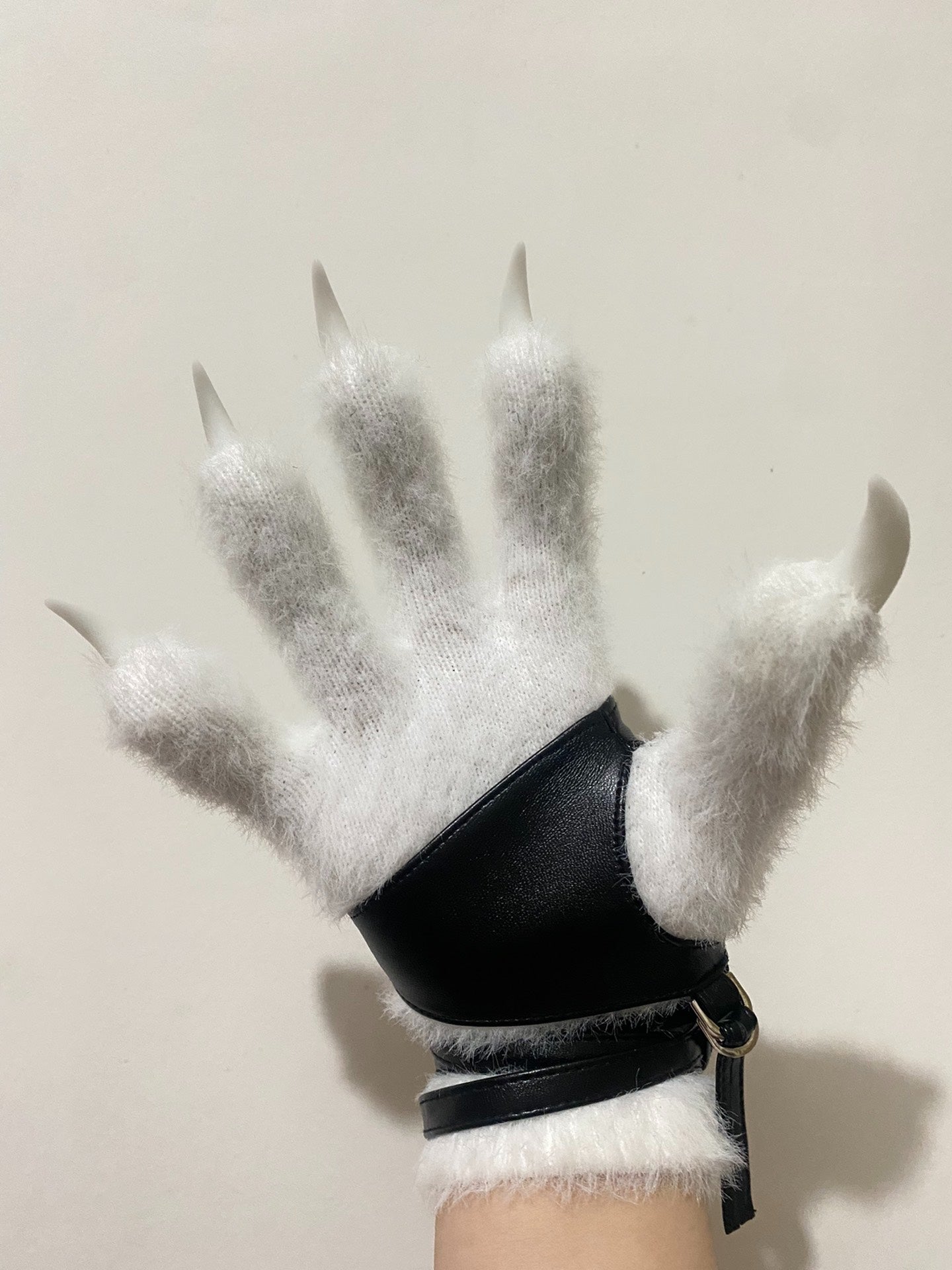 Close-fitting animal claws black
