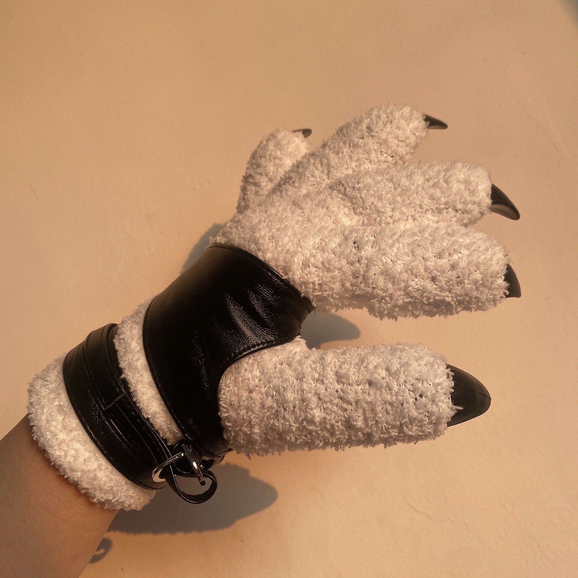 Close-fitting animal claws black