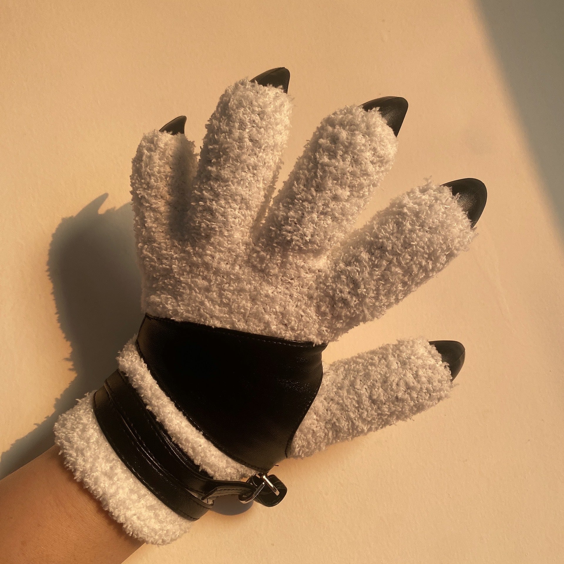 Close-fitting animal claws black