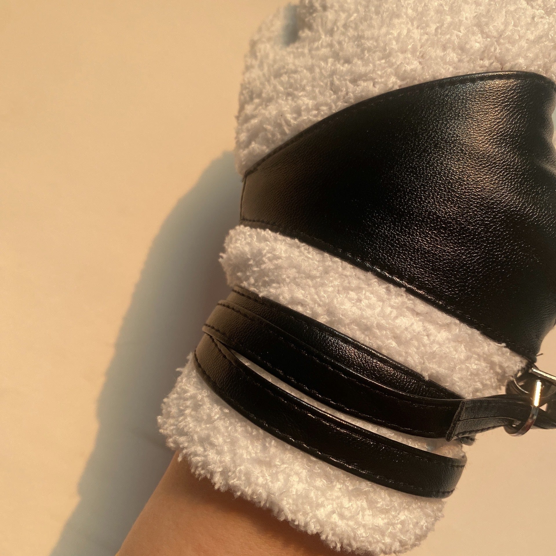 Close-fitting animal claws black