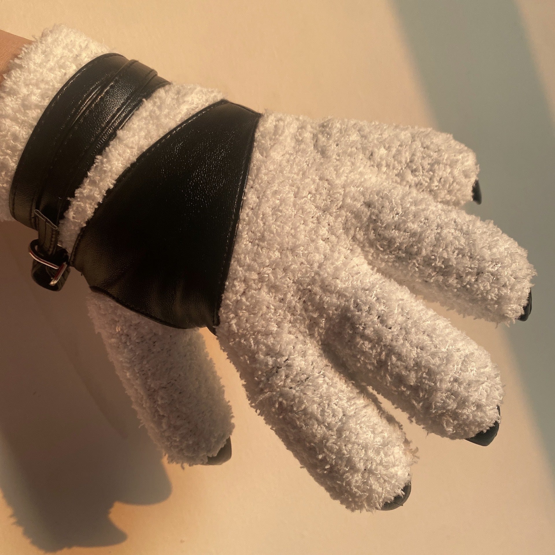 Close-fitting animal claws black